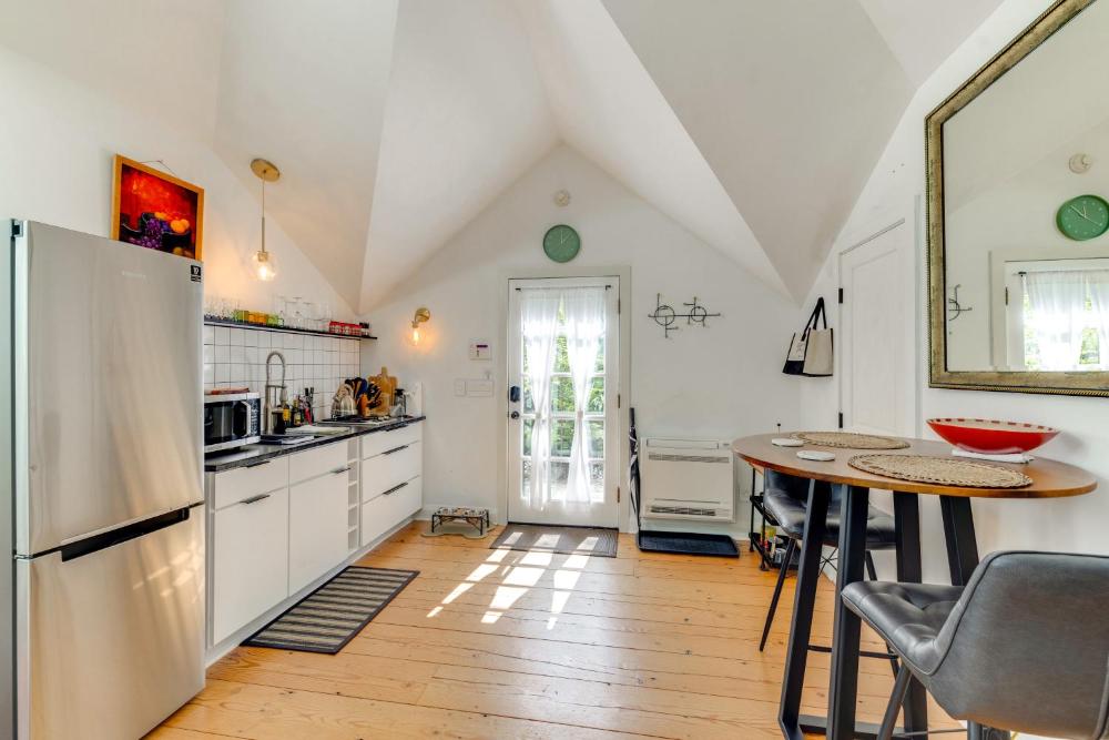 Pet-Friendly Minneapolis Studio Walk to Lake!